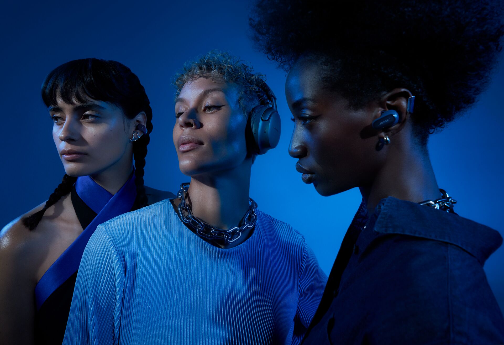 אוזניות Ultra Open Earbuds החדשות של bose - בצבע  כחול נייבי, תמונת אווירה